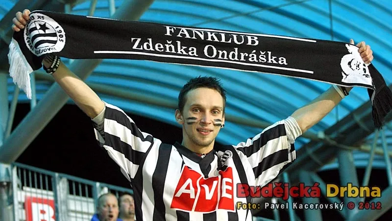 Duše fanklubu Dynama Davča při zápasech nezapomíná ani na bývalou oporu budějckého mužstva
