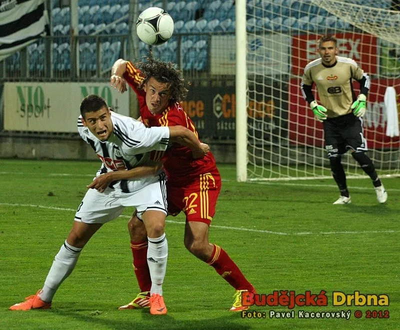 Situace těsně před vedoucím gólem Dynama. Miroslav Marković bojuje s Tomislavem Božičem