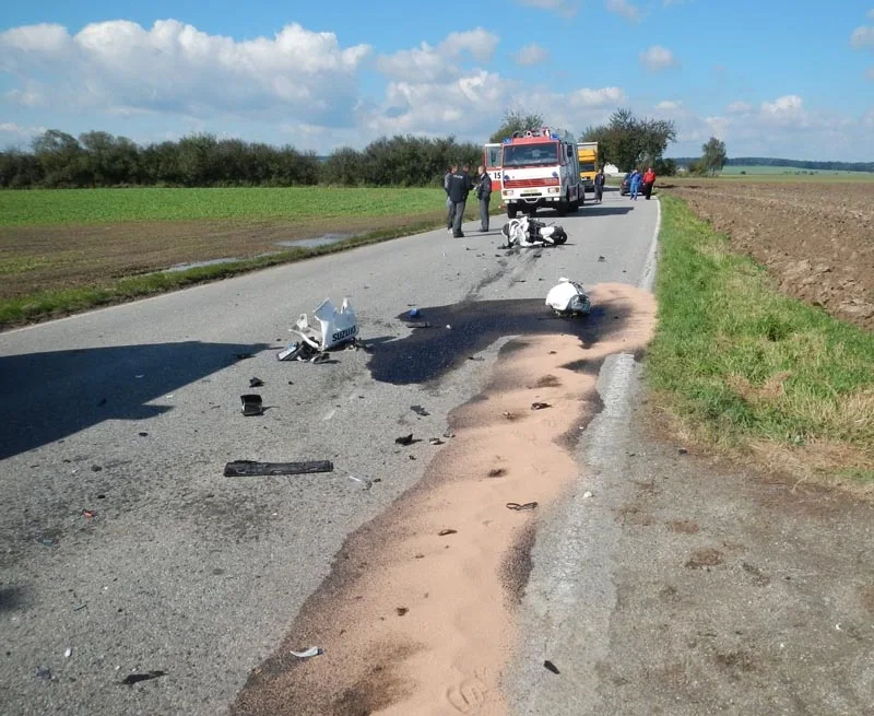 Následky střetu motocyklu s automobilem u Sedlíkovic
