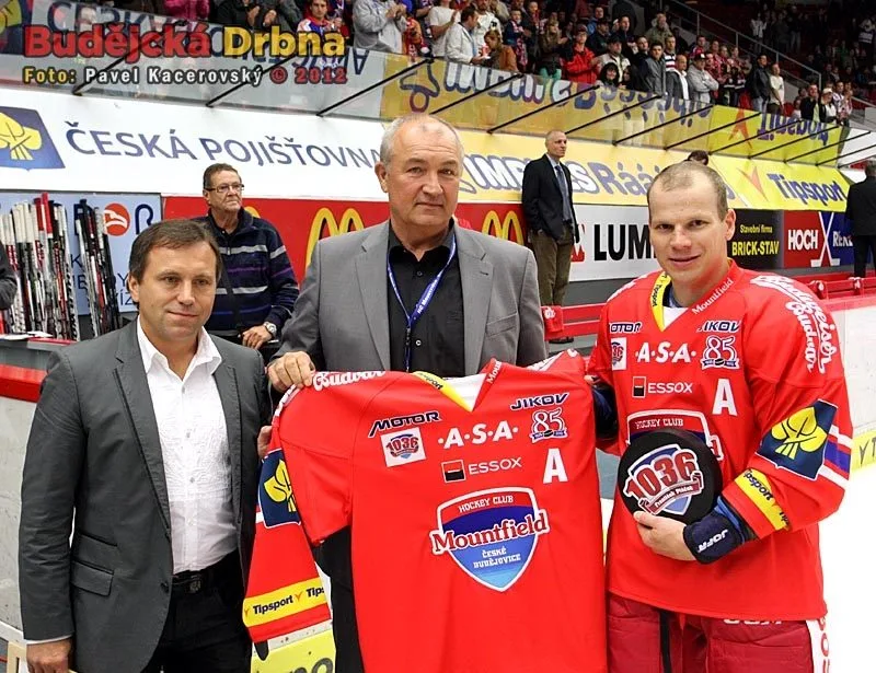 Nový rekordman české extraligy František Ptáček přebírá pamětní dres od generálního manažera klubu Zdeňka Blažka a ředitele soutěte Josefa Řezníčka. Právě jeho rekord budějcký bek překonal