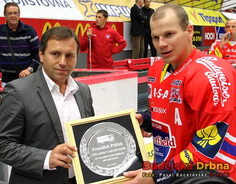 Dva muži, kteří mají na svém kontě nejvíc extraligových zápasů. Vlevo ředitel soutěže Josef Řezníček, jeho rekord v pátek pokořil František Ptáček