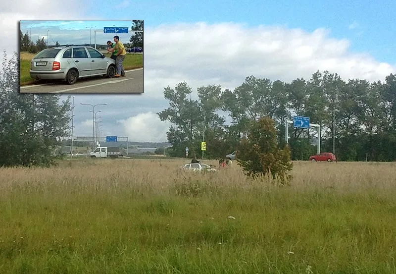 Škoda Fabia skončila uprostřed kruhového objezdu