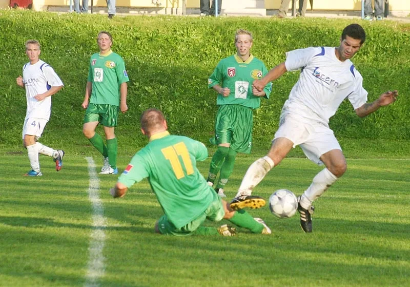 Kamil Gažák v tvrdém střetu s prachatickým Jánem Lašákem