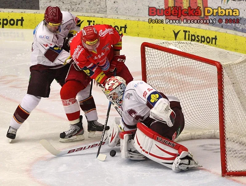 Jakub Langhammer hrozí před Michalem Neuvirthem, brání ho Troy Milam