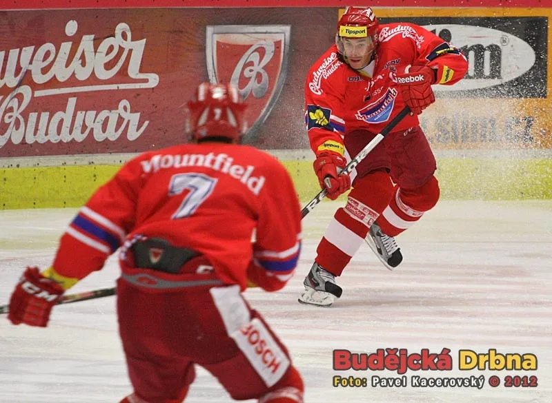 Nádherný hokejový moment! Šimánek dostal přihrávku od Kotalíka, puk okamžitě vrátil Frühaufovi (na snímku) a ten zápas rozhodl