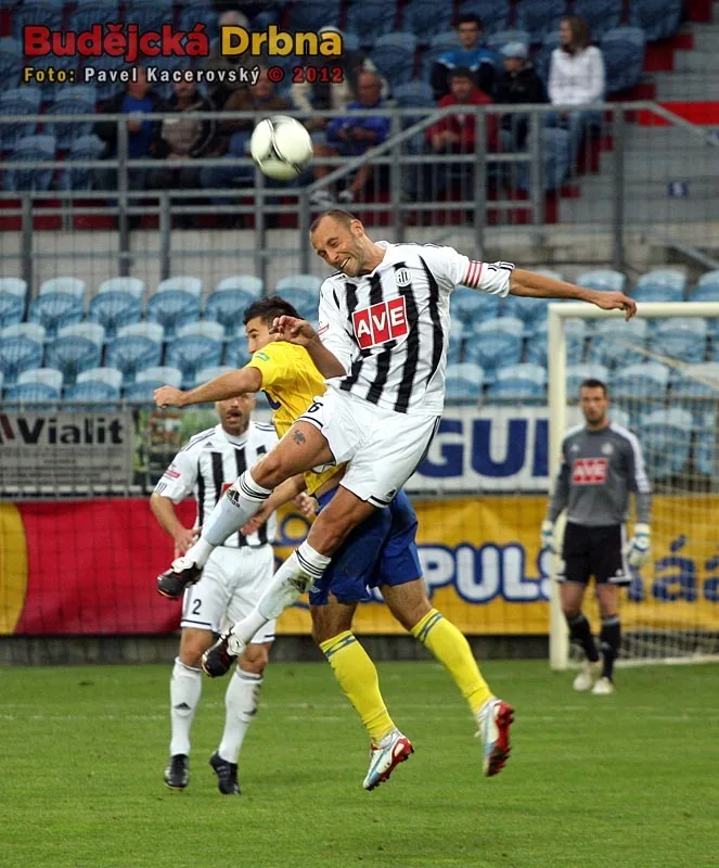 Stoperská dvojice Dynama Roman Lengyel (ve výskoku) a Tomáš Řepka (vzadu) dokázala teplického střelce Aidina Mahmutoviče ubránit