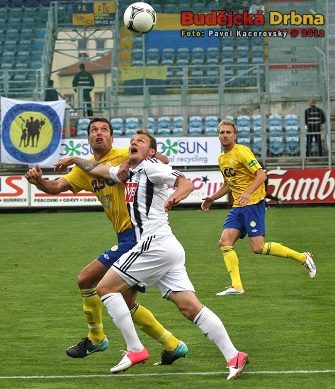 Jakub Řezníček se dere dopředu, brání ho teplický kapitán Petr Lukáš
