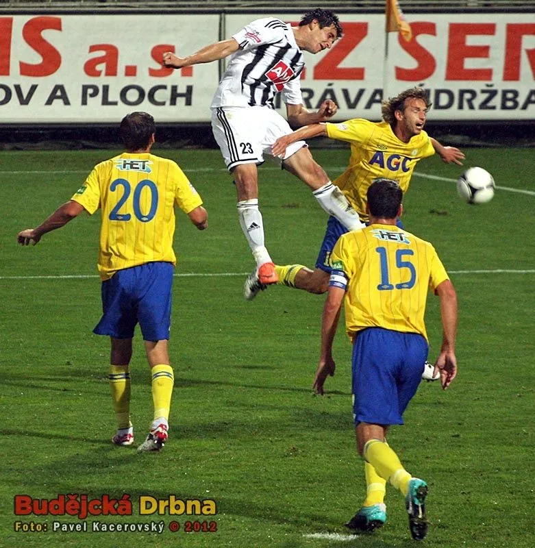 Jaroslav Machovec byl v hlavičkovém souboji s Markem Jarolímem úspěšnější
