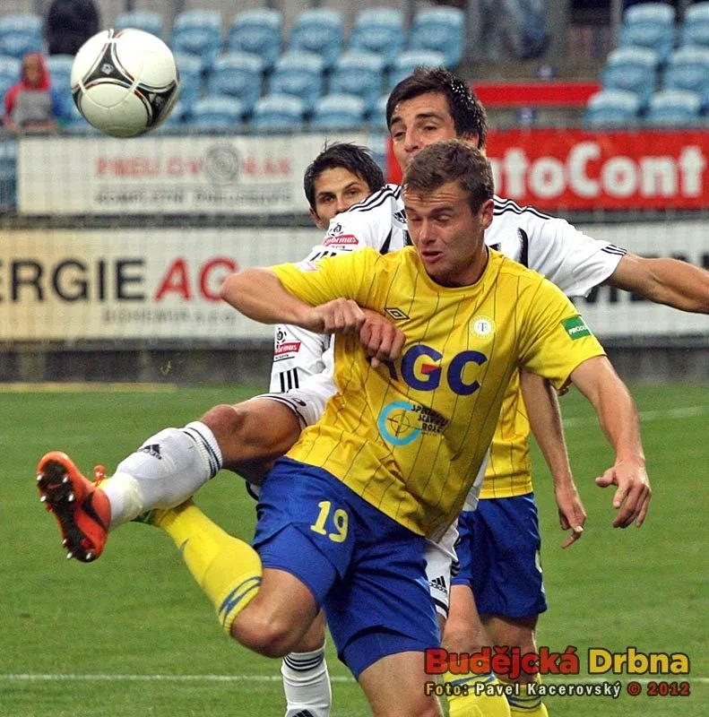 Martin Jindráček (v popředí) při souboji s Jaroslavem Machovcem, střelcem třetí branky Dynama