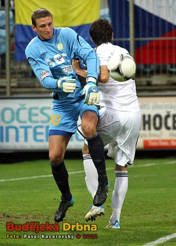 V tento moment byl u balonu dřív teplický brankář Tomáš Grigar, domácí Petr Javorek zakončit nestačil