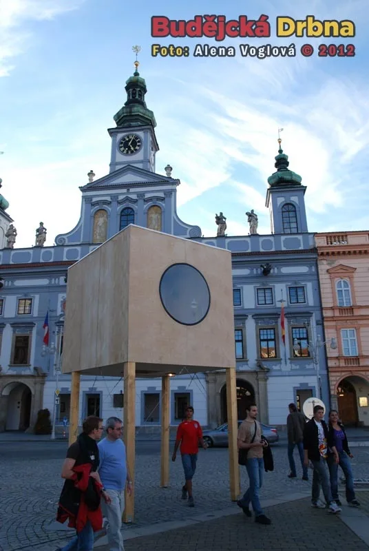 Budka na náměstí přiváděla lidi k údivu