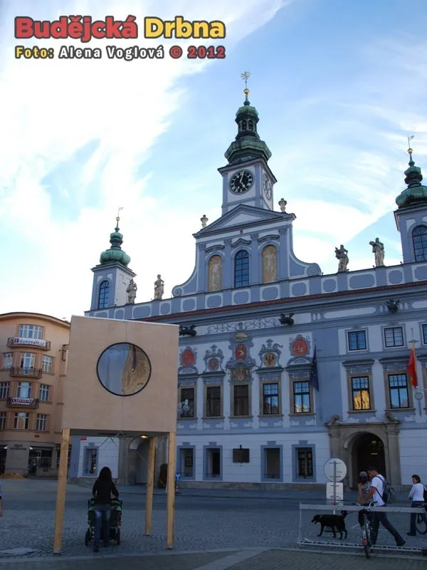 Lidé po několika týdnech kolem domu procházejí, jako by tam ani nebyl