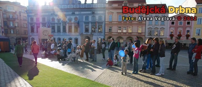 Z domu se dá pozorovat dění na náměstí