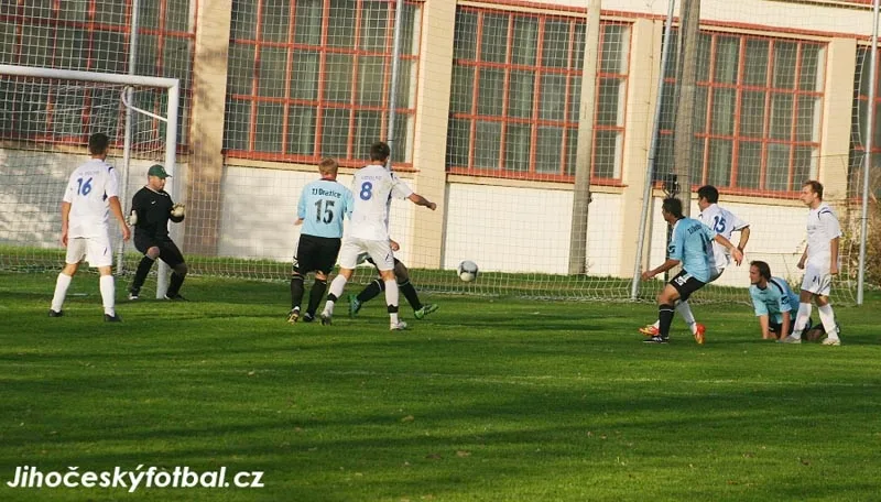 Čerstvý Sláva Baščevan (č. 15) touto střelou snížil na 1-2