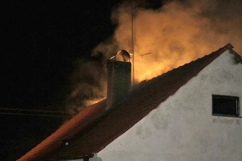V Dyníně hořela střecha rodinného domu