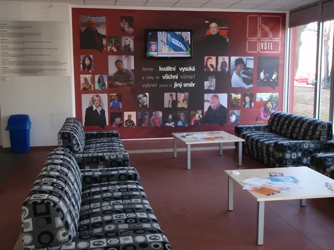 Vestibul vysoké školy technické a ekonomiké v Českých Budějovicích