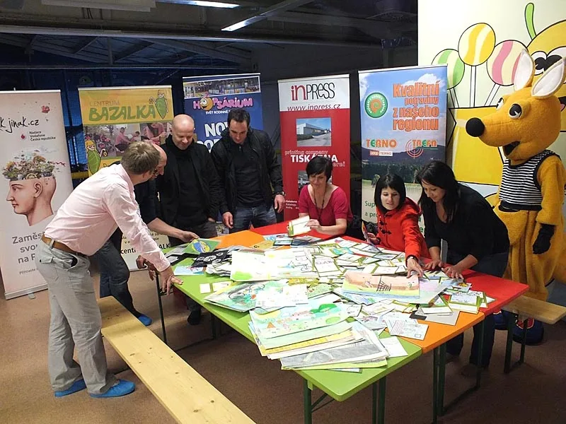Odborná porota vybírá nejlepší motivy do pexesa