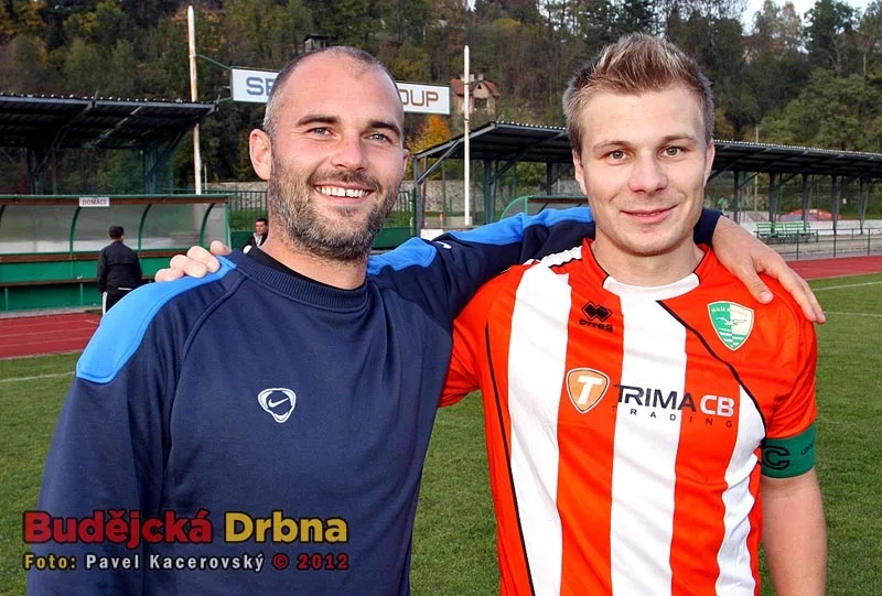 Domácí Jan Pintér v přátelském objetí s kapitánem Roudného Liborem Matouškem