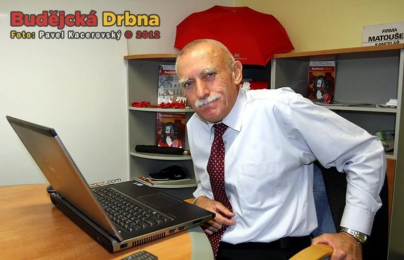 Kandidát Jan Zahradník při online chatu se čtenáři Budějcké Drbny