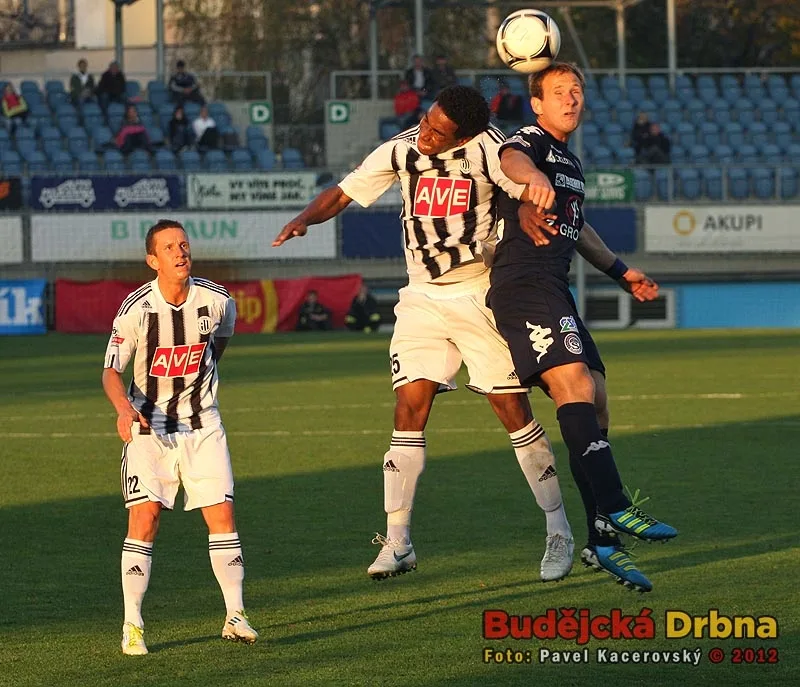 Brazilec Sandro v hlavičkovém souboji s Jiřím Valentou, vlevo navrátilec do domácí sestavy Petr Benát