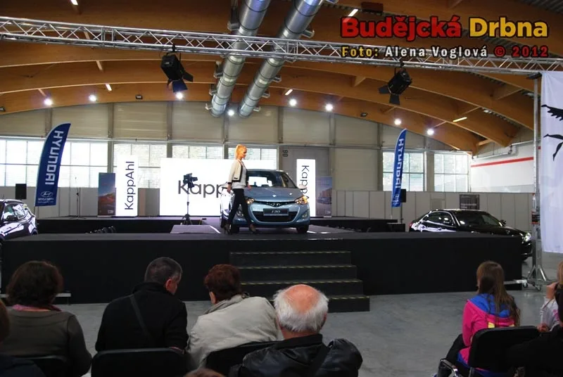 Modelky se na molu musely vyhýbat vystavenému automobilu