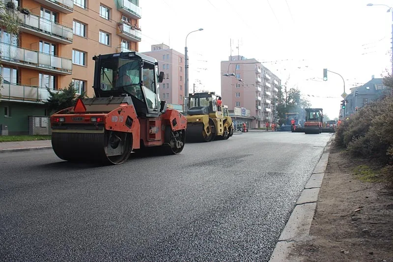 Pokládka nového povrchu na Lidické třídě