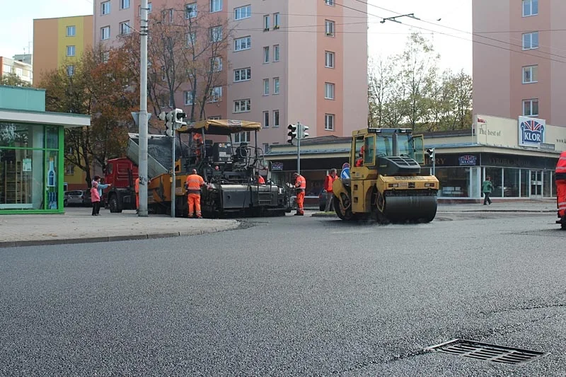 Pokládka nového povrchu na Lidické třídě