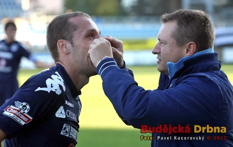Martin Kuncl, hráč Slovácka, musel být po zásahu od Jakuba Řezníčka do obličeje ošetřen