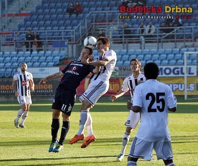 Vzdušný souboj o balon mezi Jaroslavem Machovcem (vpravo) a Jiřím Valentou