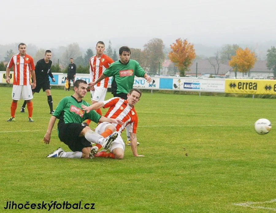 Největší šanci Rokycan měl na kopačce Filip Procházka, který - ač byl atakován Trněným - nebezpečně vystřelil