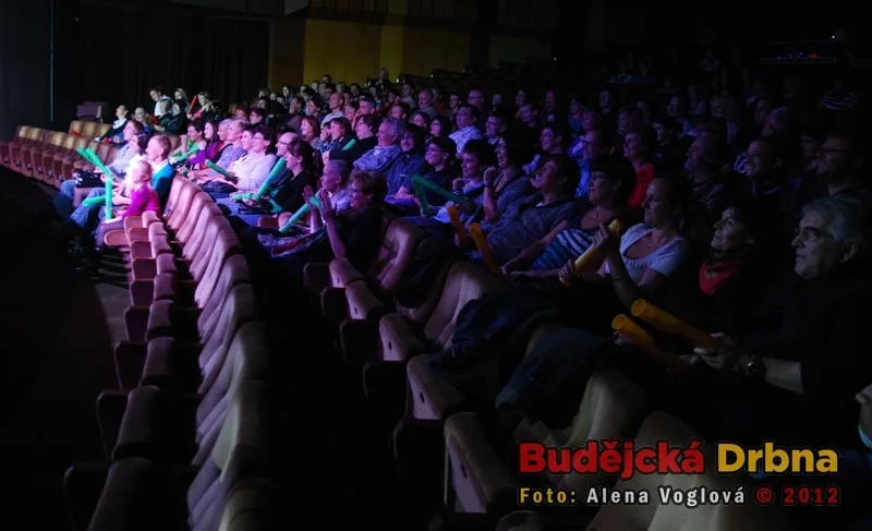 Diváci dostali plastovou trubku a byli zapojeni do představení
