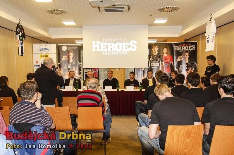 Tisková konference se konala v prostorech Clarion Congress Hotelu