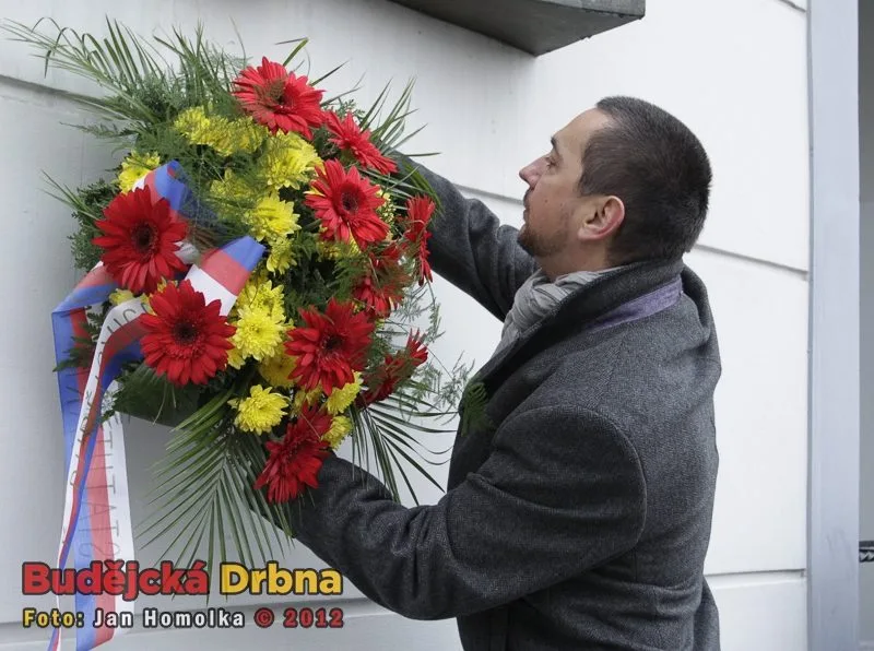 Věšení věnce primátorem Českých Budějovic Jurajem Thomou