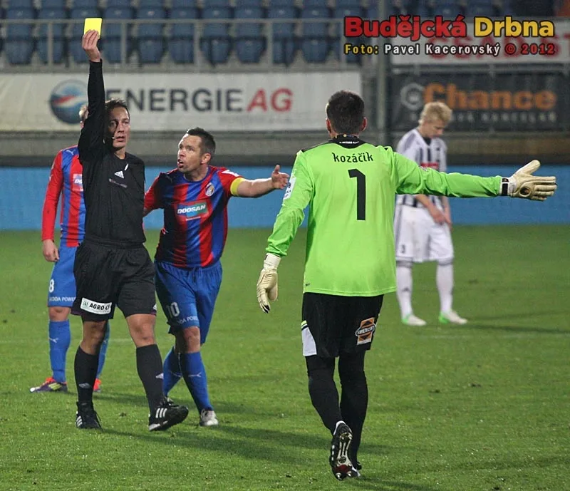 Gólman Viktorie Plzeň Matúš Kozáčik si za zdržování hry vysloužil žlutou kartu