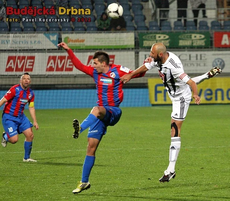 Kapitán domácích Lengyel hostujícího Ďuriše přehlavičkoval