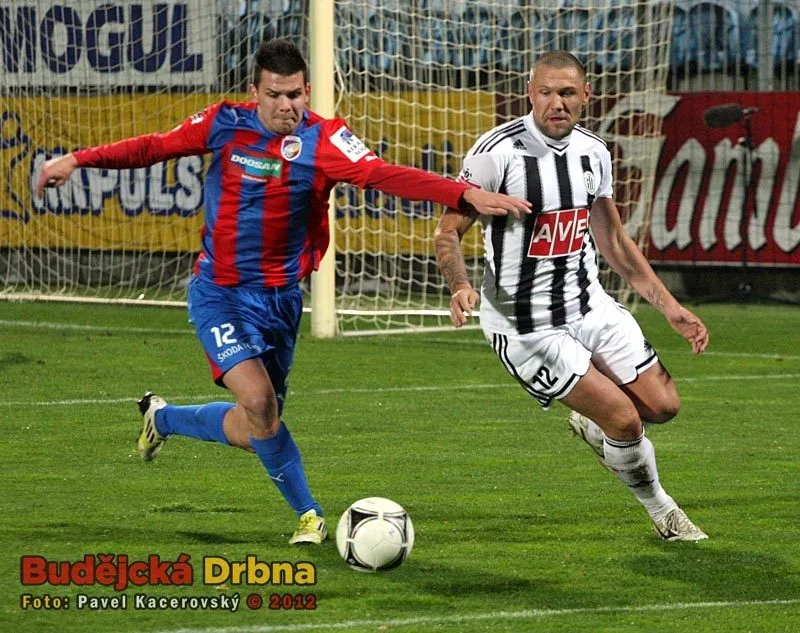 Michal Ďuriš bojuje o míč se stoperem Dynama Janem Halamou