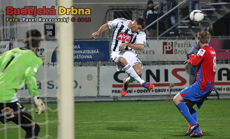 Michal Klesa vrací míč před Limberským do střelecké pozice některému ze svých spoluhráčů