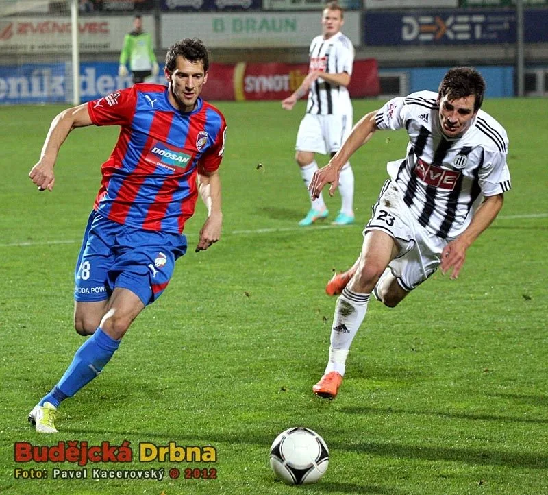 Neutíkej, kuličko! Plzeňský střelec Marián Čišovský se žene za míčem společně s Jaroslavem Machovcem