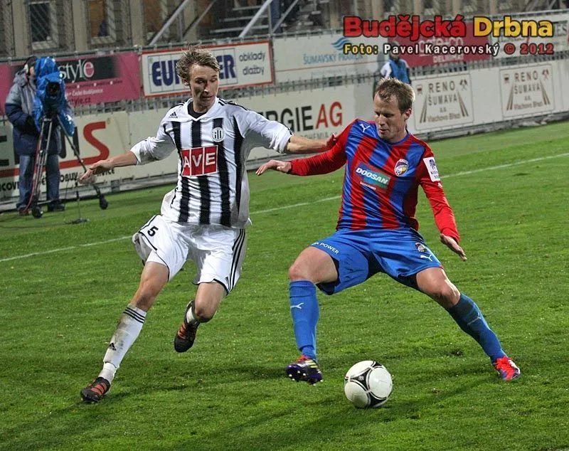 Souboj Pavla Nováka (vlevo) a Davida Limberského