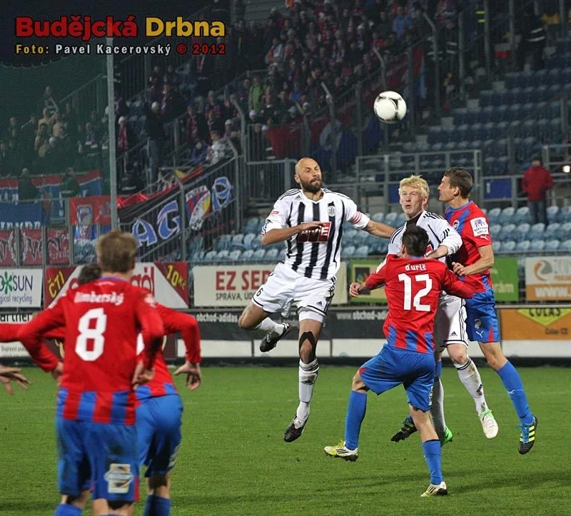 Souboj ve vzduchu o letící míč