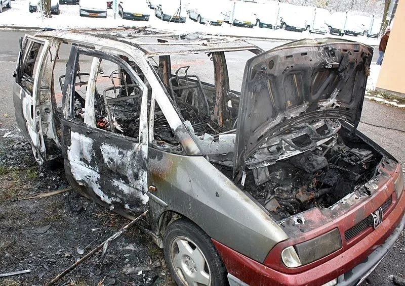 Shořelý peugeot v Borovanech