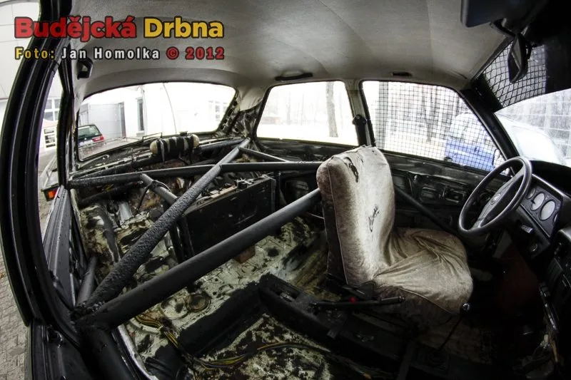 Pohled do vnitřku upraveného auta