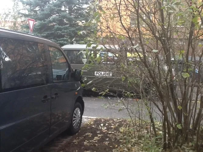 Policisté a pohřební vůz na místě činu