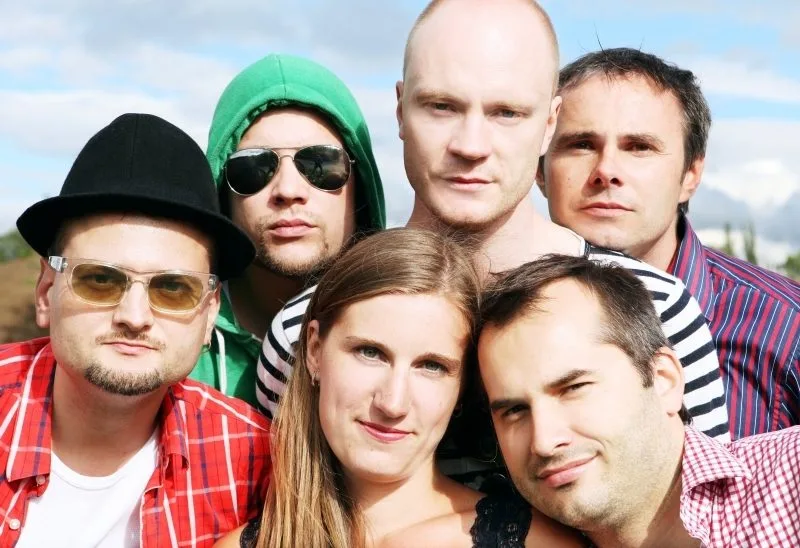 Jan Budař (nahoře druhý zprava) s kapelou Eliščin Band