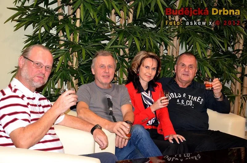Příjemné posezení s kapelou Elán. Zleva Vašo Patejdl, Jan Baláž, ředitelka RRC Lenka Havlová a Jožo Ráž