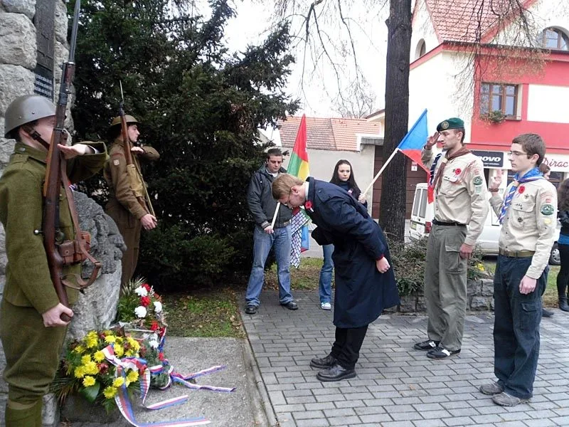 Aleš Procházka, předseda Svornost RO jižní Čechy, se klaní obětem a hrdinům