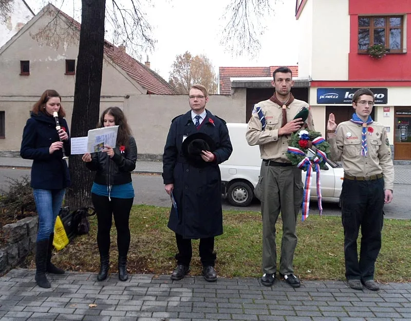 Studentky Jihočeské univerzity, předseda jihočeské Svornosti a skauti z 22. oddílu