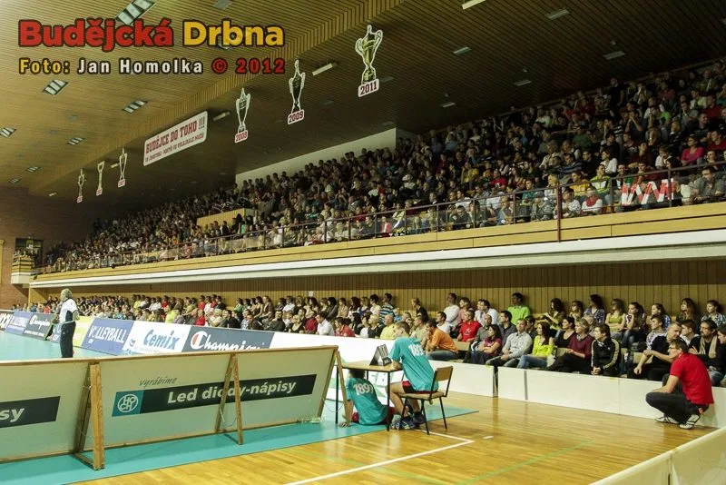 Pohled na zaplněnou tribunu