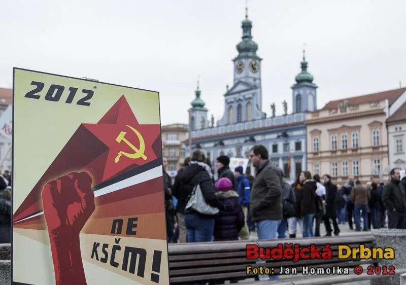 Shromáždění lidé nesouhlasili s obsazením postu radní pro školství a kulturu členkou KSČM