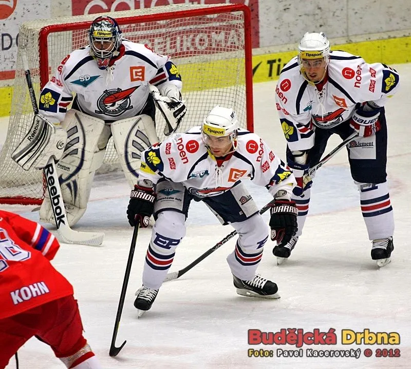 Chomutovská posila z NHL Michael Frolík před brankářem hostů Matúšem Kostúrem
